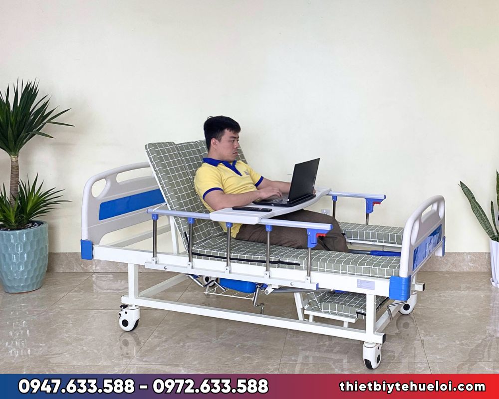 Giường bệnh nhân đầu nhựa đa năng 4 tay quay hạ chân góc nhỏ